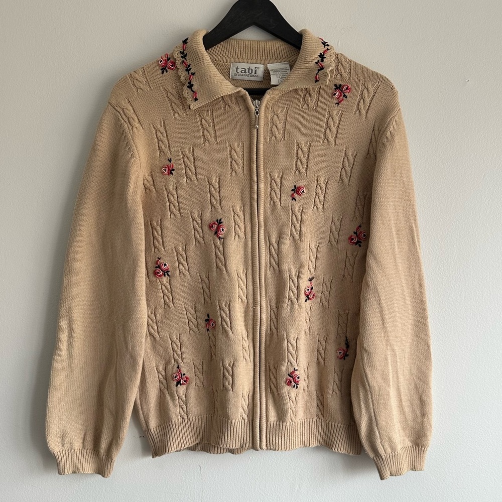 Tabi Beige flowers Embroidered Zip-Front Sweater‎ Large